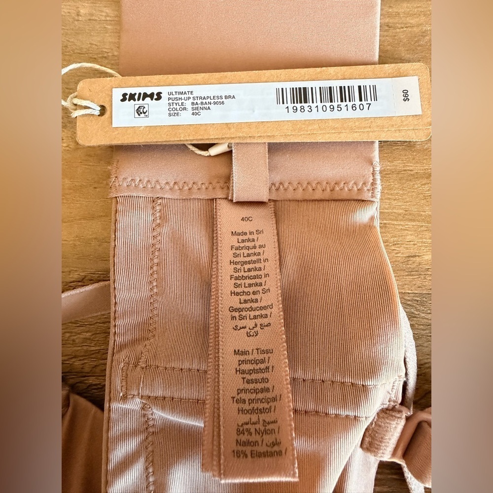 SKIMS Strapless Ultimate Push-up Bra - Picture 3 of 3